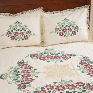 Duvet Cover. Floral Style.  With (2) Matching Standard Shams.