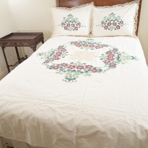 Duvet Cover. Floral Style.  With (2) Matching Standard Shams.